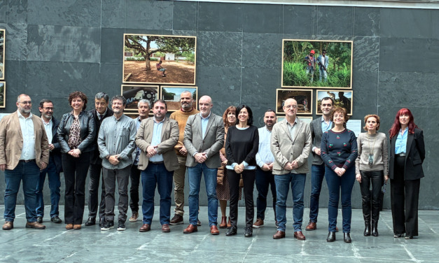 El presidente del Parlamento de Navarra inaugura la exposición ‘Indestructibles’