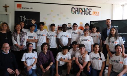 La Fundación Orange y Salesianos Monzón inauguran el primer GarageLAB de Huesca