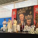 Dos jóvenes entregan su carta de petición para acceder al noviciado salesiano