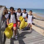 Salesianos Rota apuesta por el cuidado del Medioambiente con la limpieza de playas