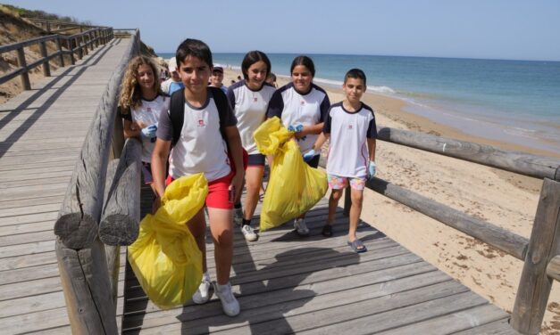 Salesianos Rota apuesta por el cuidado del Medioambiente con la limpieza de playas