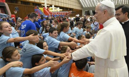 El Papa León XIV se reúne con los niños del Centro de Verano Vaticano