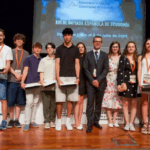 Un estudiante alicantino, entre las promesas de la Economía del país