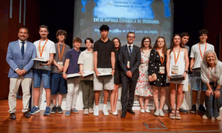 Un estudiante alicantino, entre las promesas de la Economía del país