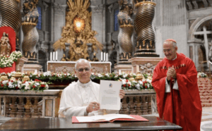 El Papa firma la carta apostólica “Diseñar nuevos mapas de esperanza”