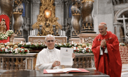 El Papa firma la carta apostólica “Diseñar nuevos mapas de esperanza”