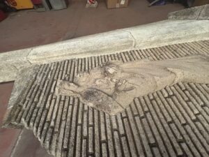 Desmontaje del antiguo monumento a María Auxiliadora en El Bonal (Puertollano)