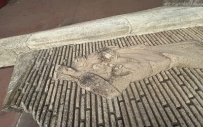 Desmontaje del antiguo monumento a María Auxiliadora en El Bonal (Puertollano)