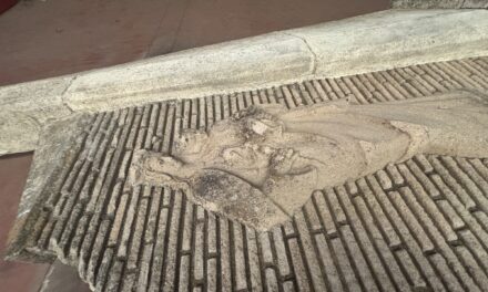 Desmontaje del antiguo monumento a María Auxiliadora en El Bonal (Puertollano)