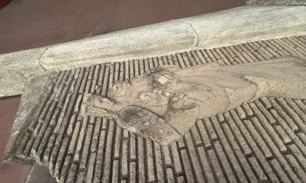 Desmontaje del antiguo monumento a María Auxiliadora en El Bonal (Puertollano)