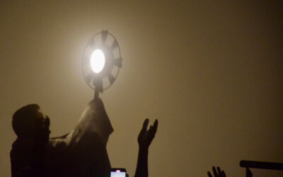 La adoración eucarística: ¿una nueva moda entre los jóvenes?