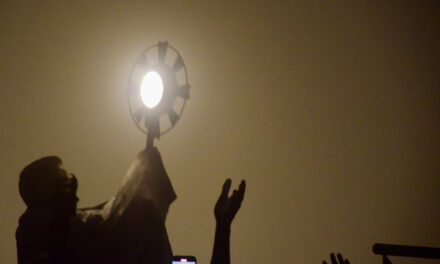 La adoración eucarística: ¿una nueva moda entre los jóvenes?