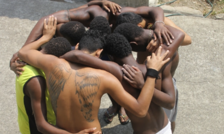 La educación devuelve el futuro a menores forzados a empuñar un arma