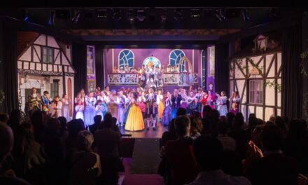 Ovación final en la clausura de La Bella y la Bestia, el musical de los salesianos de  Guadalajara
