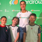 Carolina Marín recibe el cariño de Salesianos Huelva