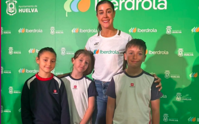 Carolina Marín recibe el cariño de Salesianos Huelva