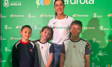 Carolina Marín recibe el cariño de Salesianos Huelva