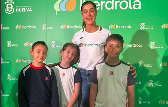 Carolina Marín recibe el cariño de Salesianos Huelva