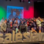 Luka Bozic recibe el trofeo MVP en Salesianos Granada