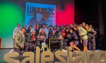 Luka Bozic recibe el trofeo MVP en Salesianos Granada