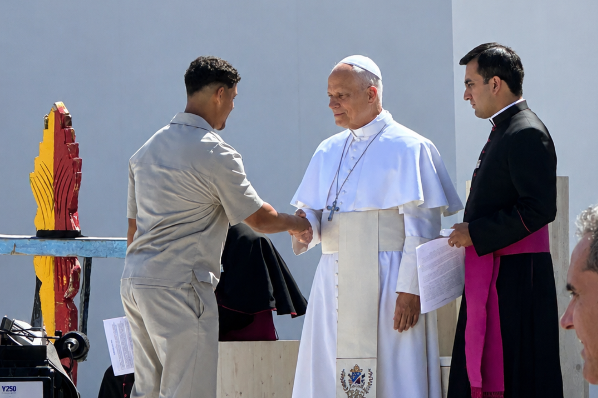 Imagen del Papa durante su visita a Tenerife en la Plaza del Cristo de La Laguna estrechándole la mano a Khalid Allal | Fundación Don Bosco